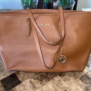 Used a few times Michael Kors Shoulder bag lots of space and pockets